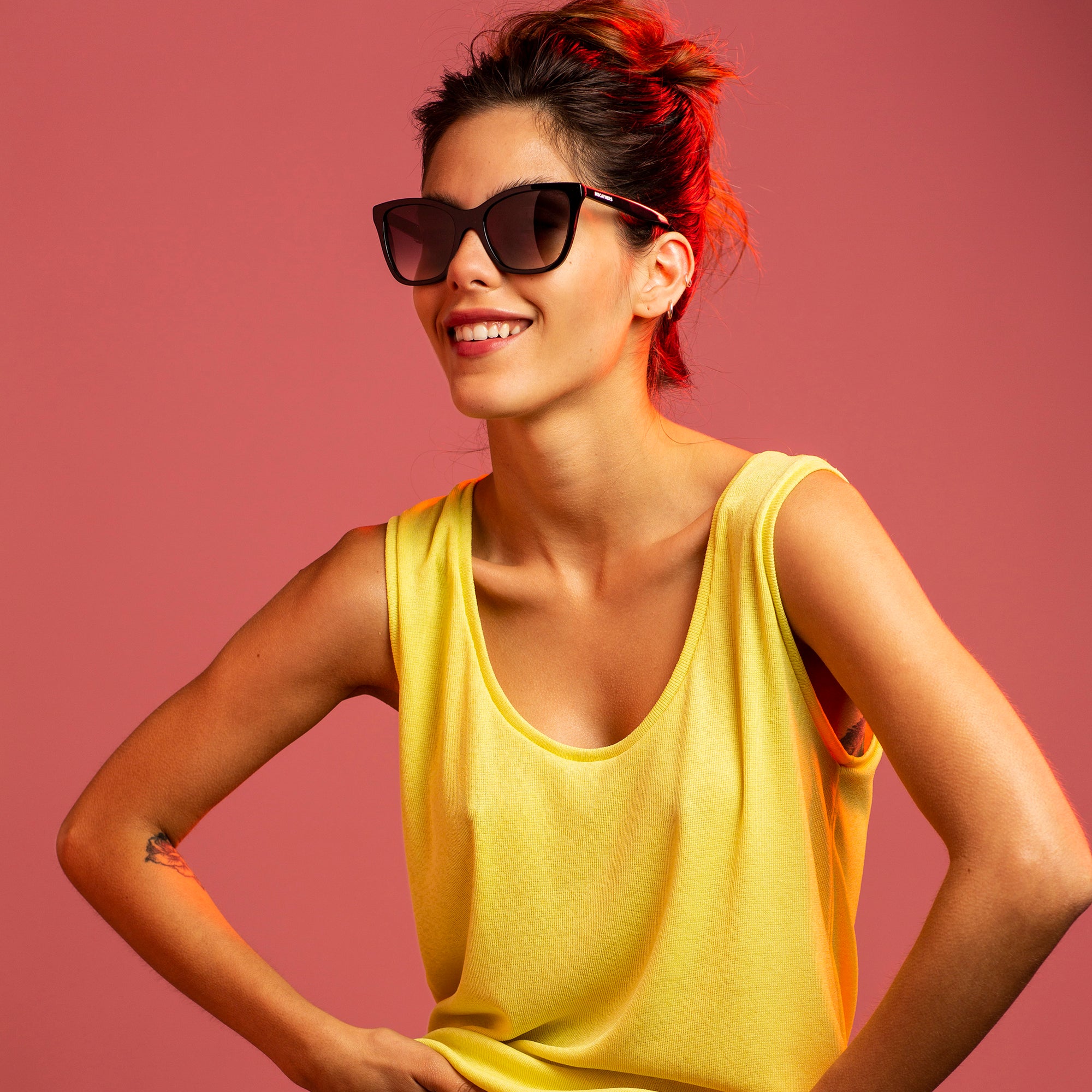 woman with black sunglasses